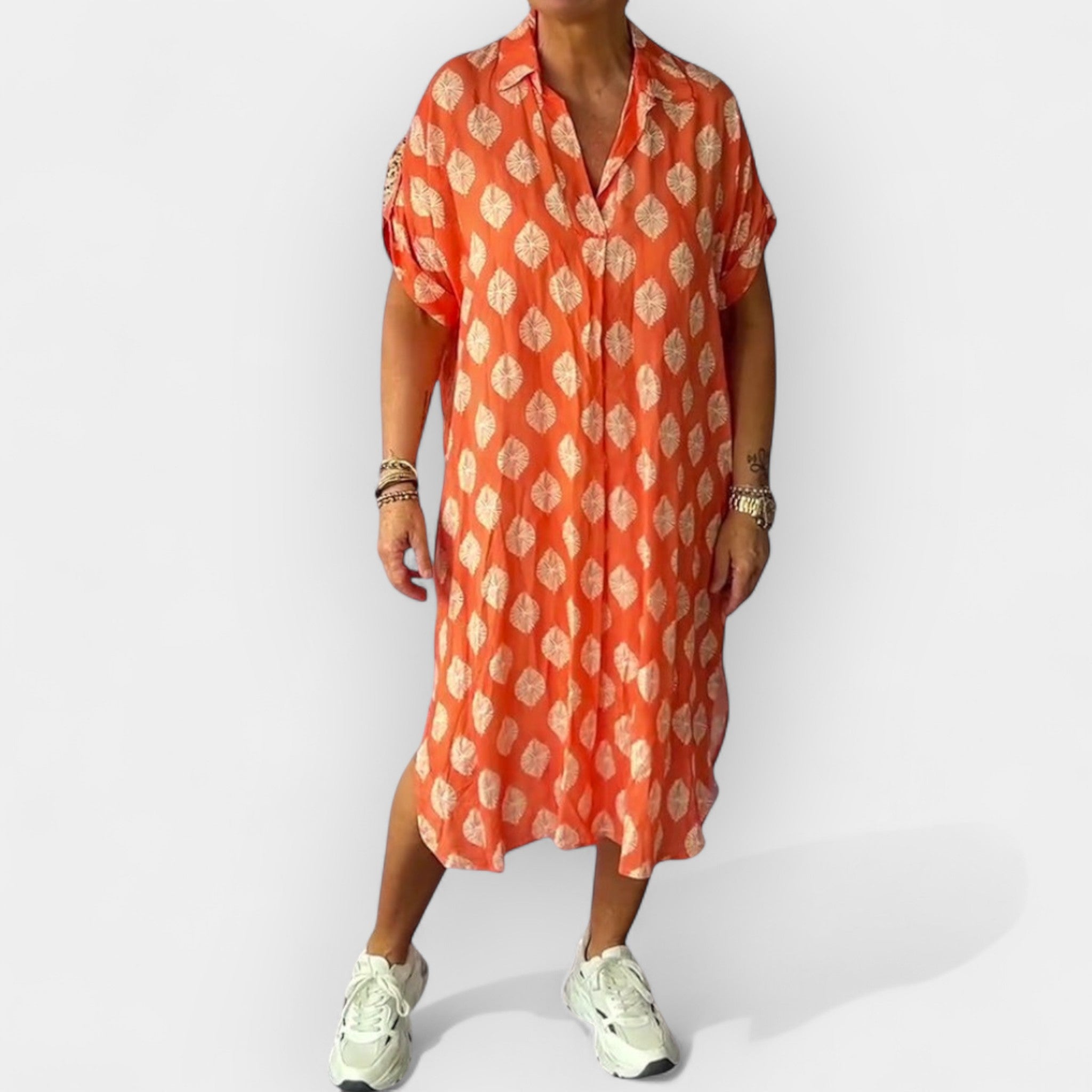 Καλοκαιρινό φόρεμα με λαιμόκοψη και ανάλαφρη γραμμή