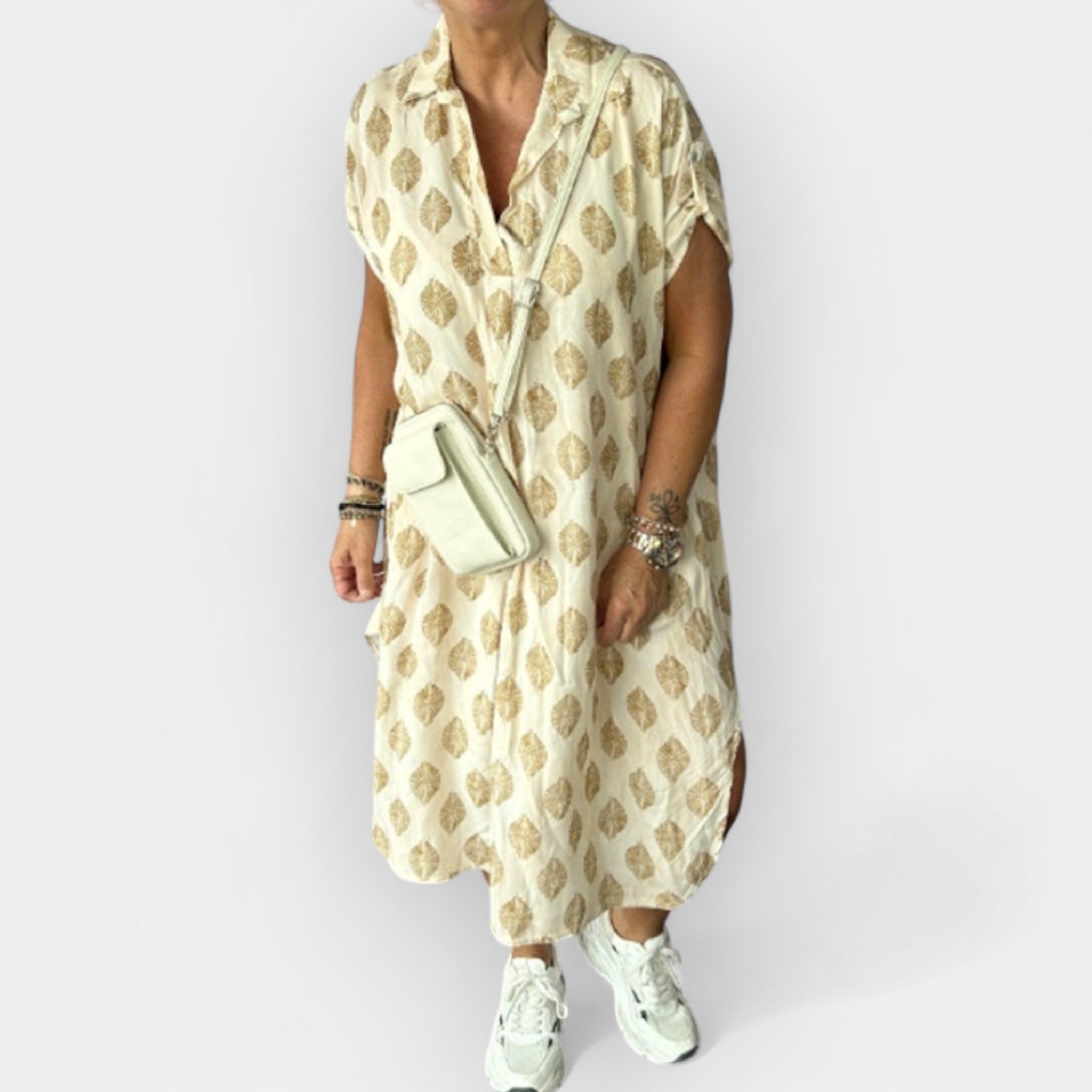 Καλοκαιρινό φόρεμα με λαιμόκοψη και ανάλαφρη γραμμή