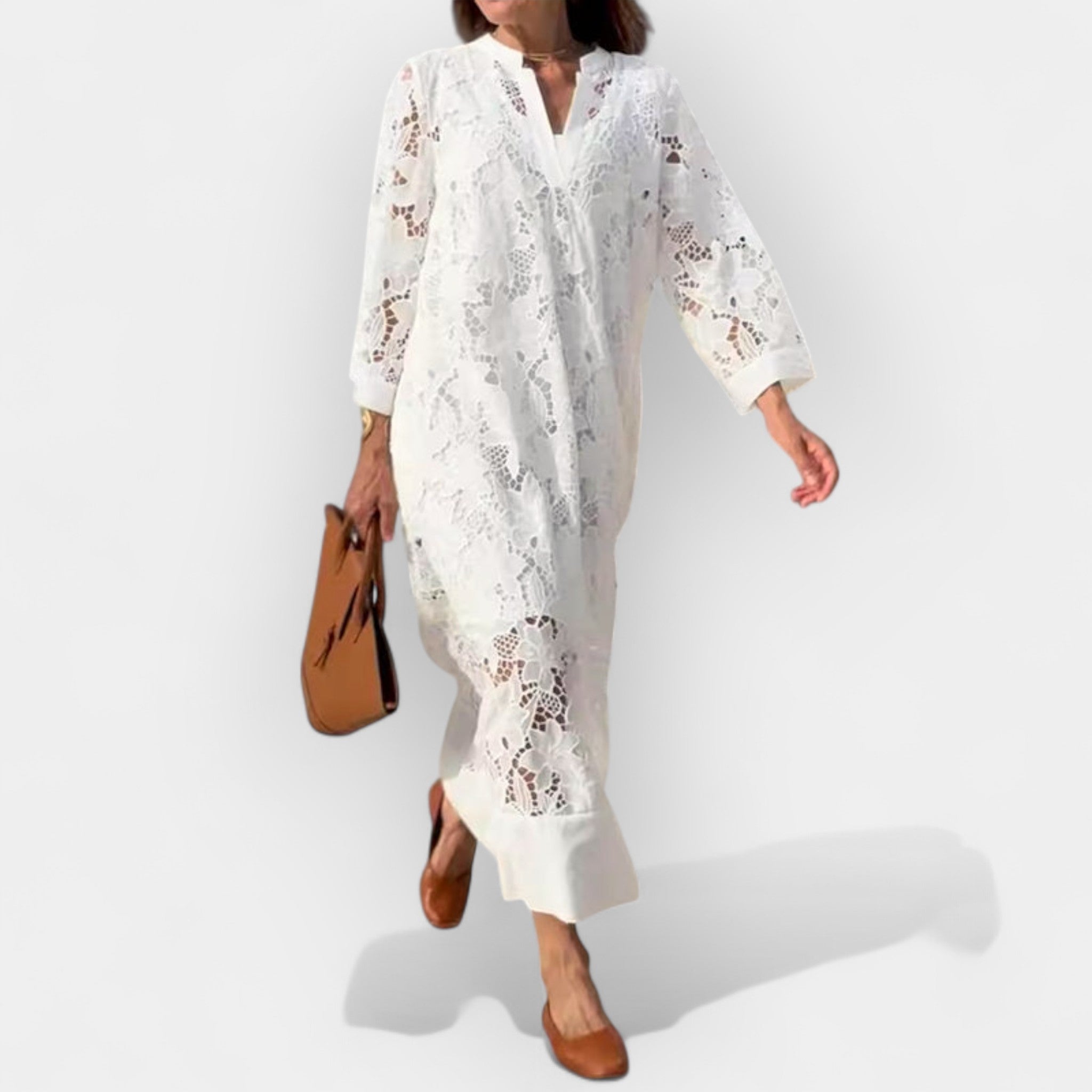 Ανάλαφρο φόρεμα με δαντελένιες λεπτομέρειες